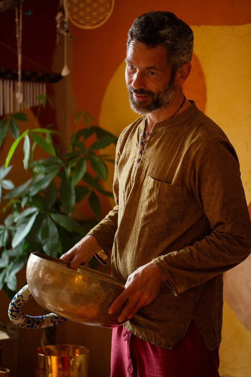 Stéphane dans son espace de pratique à Ferrette
