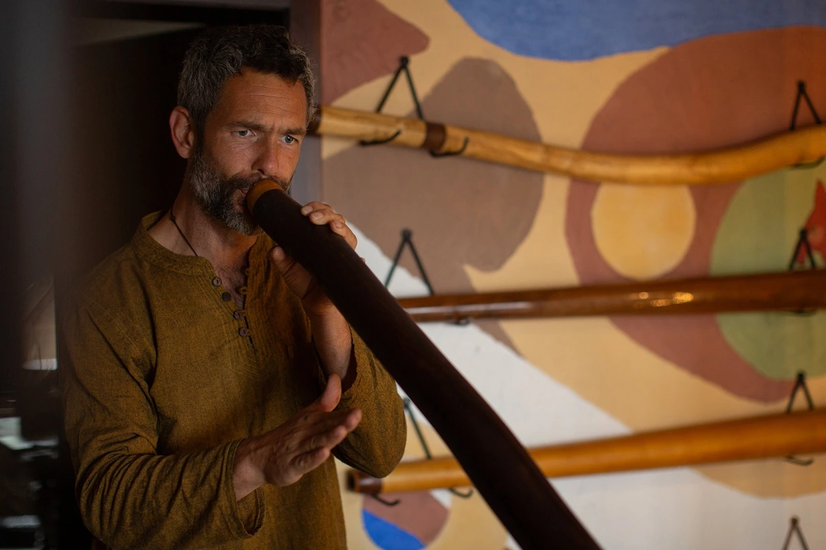 Stéphane jouant du didgeridoo