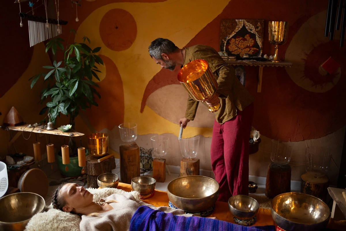 Stéphane préparant les instruments d’un voyage sonore